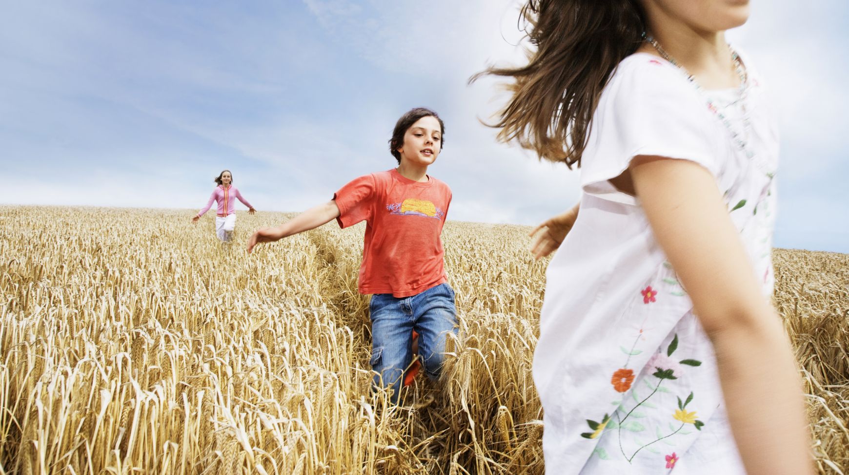 Photo d'enfants jouant dans un champ de blé